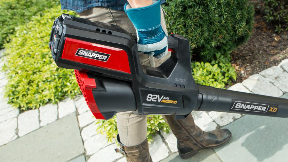82Volt Max* LithiumIon Cordless Leaf Blower Snapper